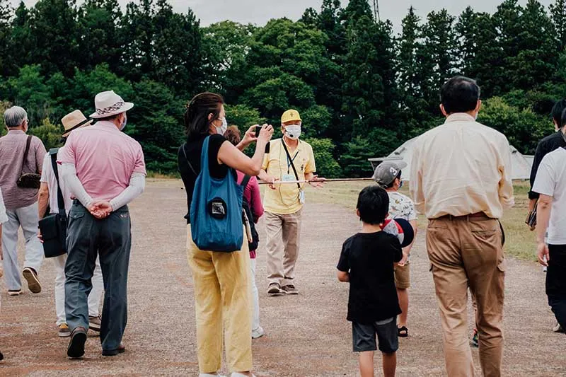 Tour guide in Los Angeles park